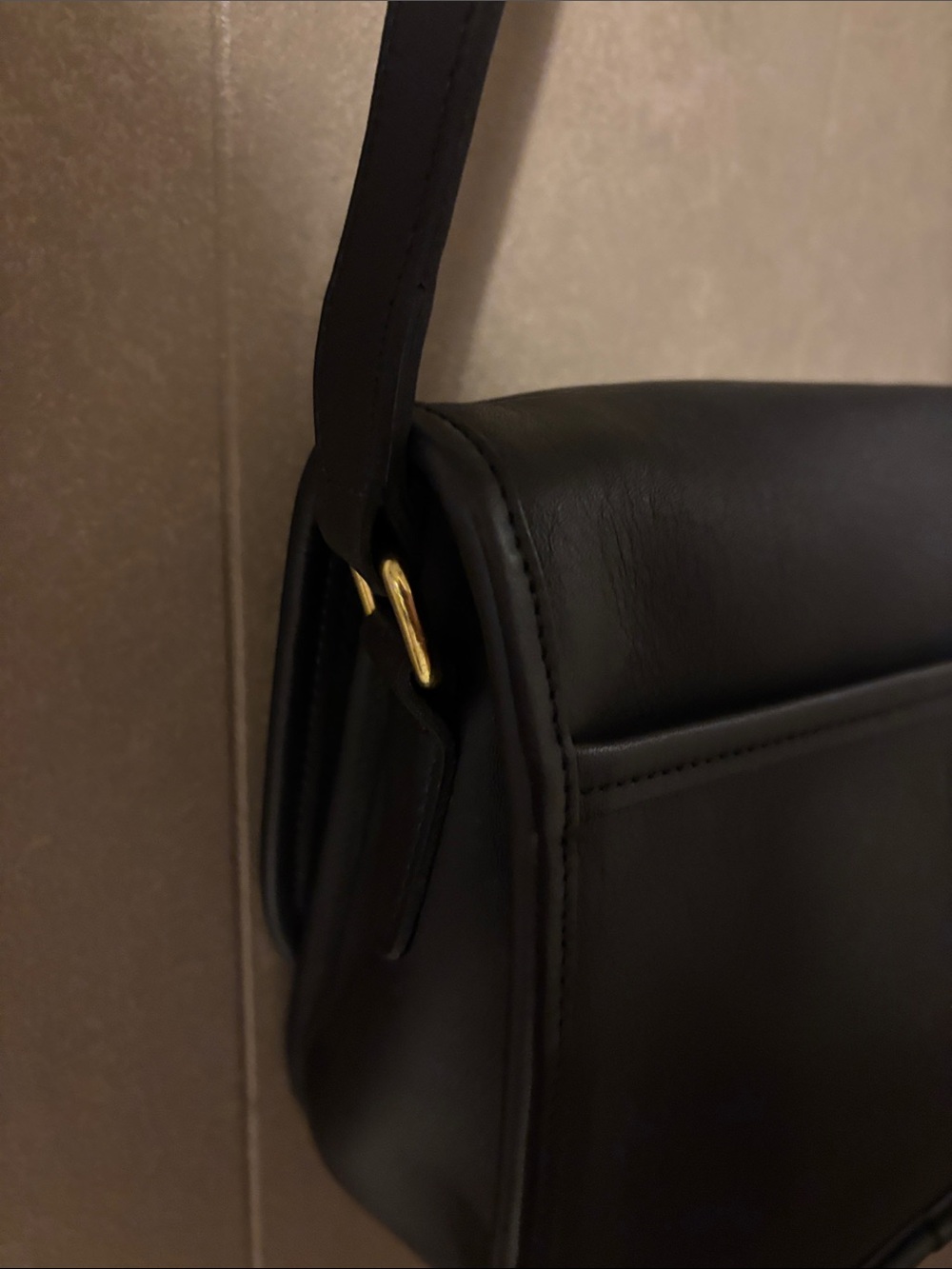 Vintage Coach City Bag Black Leather Crossbody Bag with Gold Turn-Lock - Picture 7 of 12